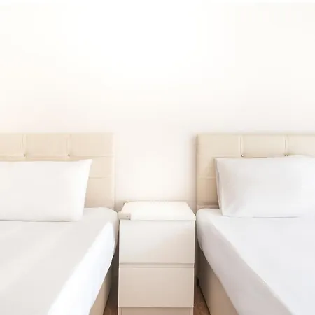 And Vibrant Flat With Balcony In Besiktas اسطنبول